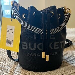Marc Jacobs THE Bucket Bag. Black.